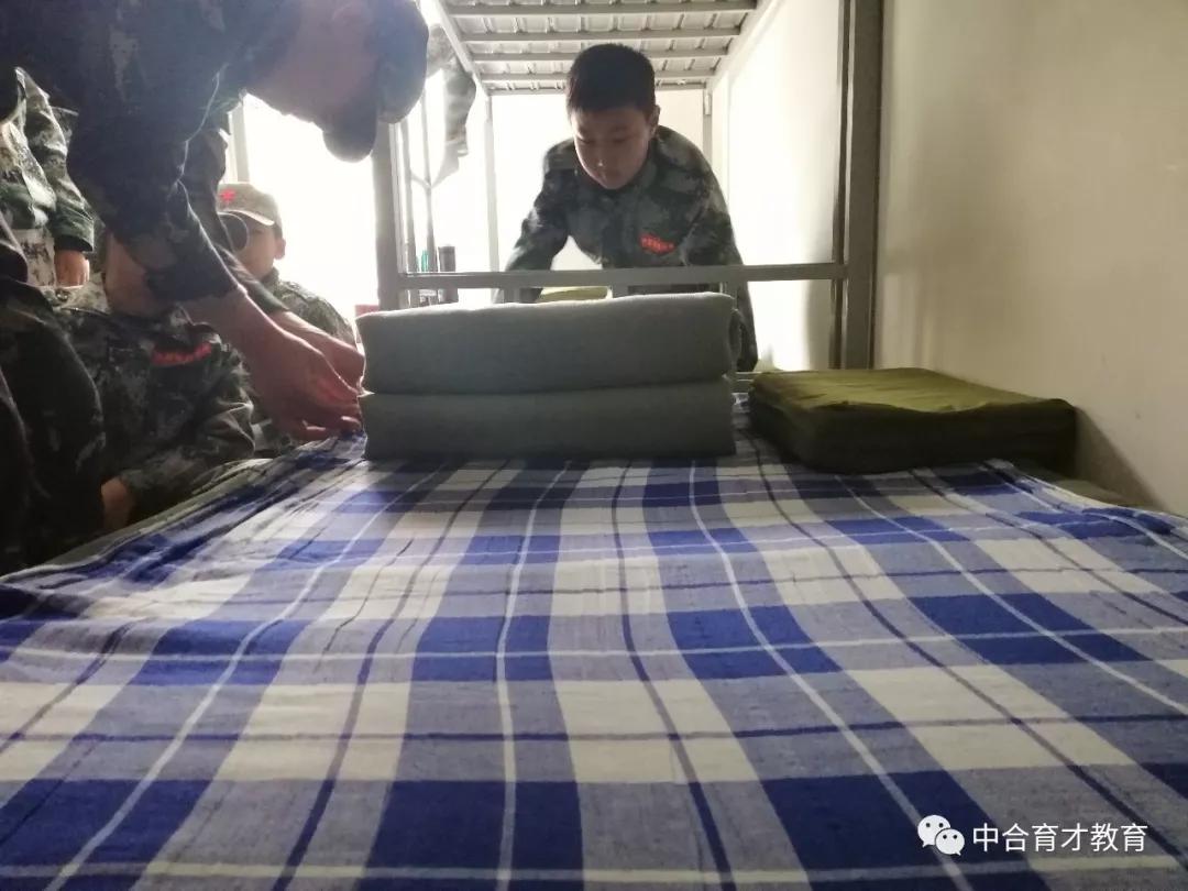 强强日记系列｜中合育才军事夏令营第四天：叠方块被
