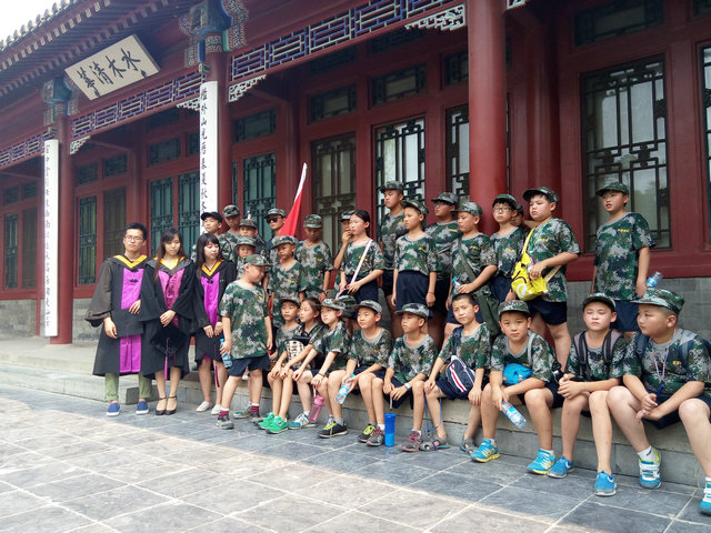1615528920628936.jpg 清华园与毕业生合影.jpg
