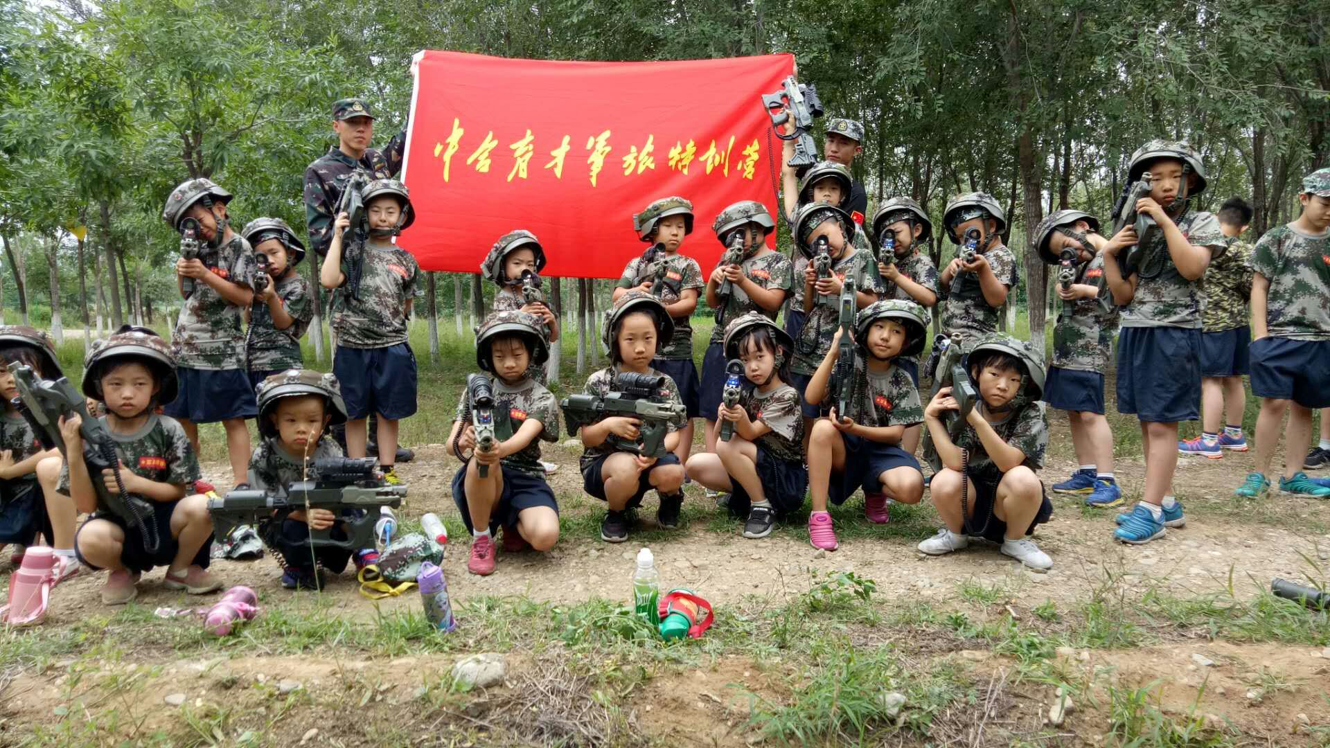 青少年暑假军训夏令营，孩子需要真正的夏令营